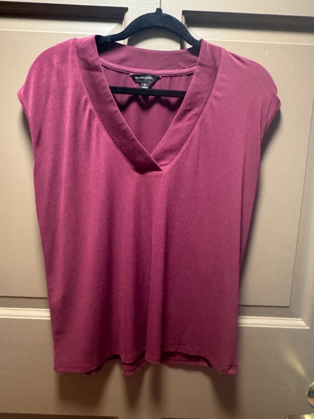 Banana Republic Berry V-Neck Cap Sleeve Top – Small